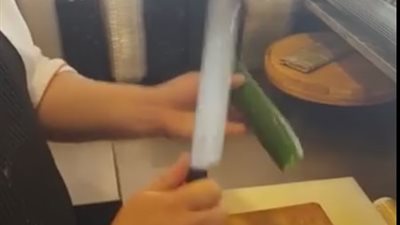 بالفيديو.. شيف يشعل «فيس بوك» بطريقة تقطيع الخيار