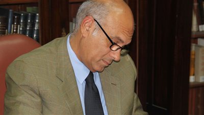 «عماد وحيد» و«كامل زاهر» أول الحاضرين لاستاد برج العرب من مجلس الأهلي