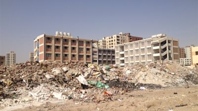 أولياء أمور بالسويس يشتكون من تراكم القمامة بمجمع مدارس الزراير