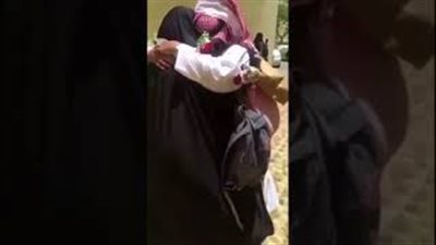 مفاجأة شاب تتسبب في بكاء والدته (فيديو)