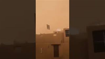 لحظة تعرض سعودي لموقف خطير بسبب الرياح الشديدة (فيديو)