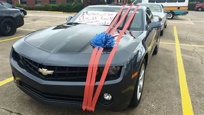 بالصور.. شاب يقدم سيارة فارهة لزوجته احتفالا بعيد ميلادها