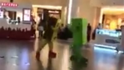 مشاجرة بين «وجبتي طعام» بمول في الكويت (فيديو)