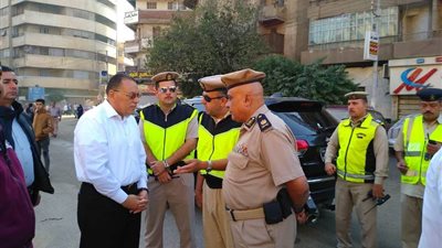 محافظ الشرقية يقود حملة لضبط سيارات الأجرة المخالفة بالزقازيق (صور)