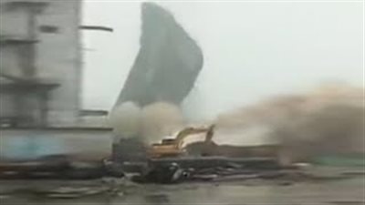 لحظة انهيار برج أثناء هدم مبنى بجواره (فيديو)