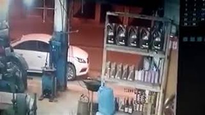 لحظة مصرع شاب في حادث سير مروع بالأردن (فيديو)