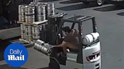 شاهد رد فعل سائق رافعة لحظة سقوط برميل (فيديو)