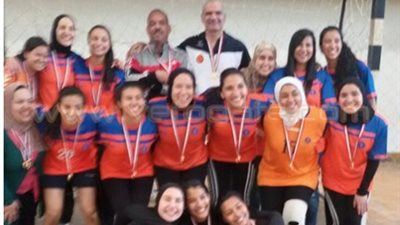 فريق 96 بنات بالشمس يتوج بكأس مصر لليد