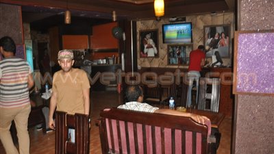 بالصور.. شاشات كبرى بمقاهي الإسكندرية لمتابعة مباراة القمة