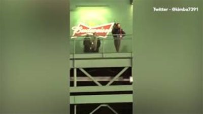 بالفيديو.. طلب رجل يد صديقته خلال فقرة «قبلة الكاميرا» تنتهي بكارثة