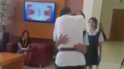 شاهد ماذا فعل حاكم دبي مع ابنته داخل مدرستها (فيديو)