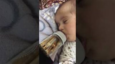 بالفيديو.. طفل يرضع رصاصا يثير غضب السعوديين