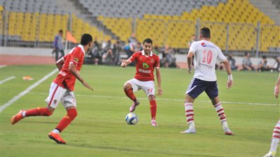 بالصور..بعد 30 دقيقة.. سيطرة أهلاوية وانكماش زملكاوي في القمة