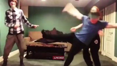 بالفيديو.. فتاة تضع صديقها في موقف محرج أثناء رقصهما