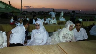 بالصور.. حفل زفاف جماعي على ملعب كرة قدم بتركيا