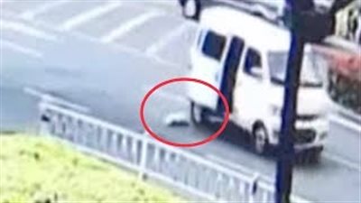 لحظة نجاة طفل رضيع من الدهس تحت عجلات سيارة (فيديو)