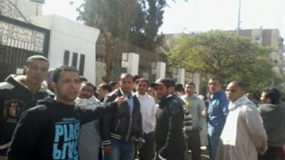 العشرات يحاصرون السفارة الليبية للمطالبة بالإفراج عن الأقباط المحتجزين