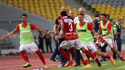 جماهير الأهلي تحتفل بالفوز بالقمة بالجزيرة