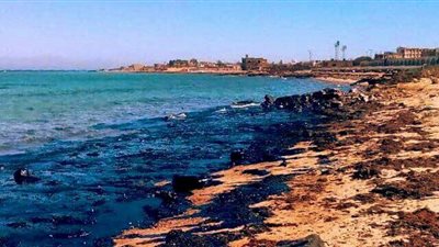 ظهور بقعة زيتية مجهولة المصدر بطول 1000 متر بمياه رأس غارب