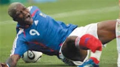 أعنف إصابات النجوم داخل ملاعب كرة القدم.. إصابة جابريل سيسيه بكسر مضاعف.. أرون رامسي في القائمة.. كسر الجمجمة هدد حياة بيتر تشيك.. وأندريه جوميز آخرهم (فيديو)