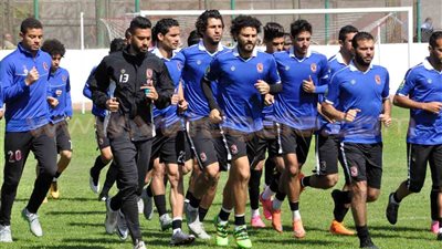 بالصور .. «عاشور» يبدأ الجرى بمران الأهلي وصالح في «الجيم»