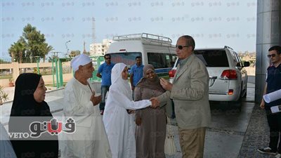 بالصور.. محافظ البحر الأحمر يلتقي الأمهات المثاليات الفائزات برحلة عمرة