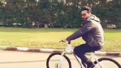 بالفيديو.. تامر حسني يتجول بالدراجة: «التمرين مش جيم بس»