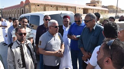محافظ مطروح يتفقد منطقة باب البحر وربطه بطريق الأمل الجديد
