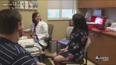 بالفيديو والصور.. فتاة صماء تتلقى خبرا سعيدا عند سماعها لأول مرة