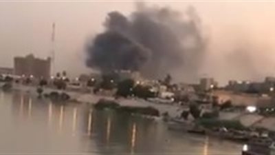 متظاهرون يحاولون اقتحام المنطقة الخضراء ببغداد وآخرون يغلقون جسر الأحرار(فيديو)