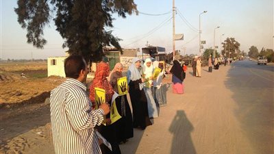 سلاسل بشرية لأعضاء المحظورة بطريق 