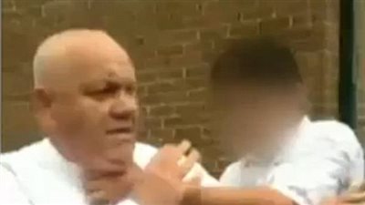 بالفيديو.. «خناقة» بين طالب ونائب المدير داخل المدرسة