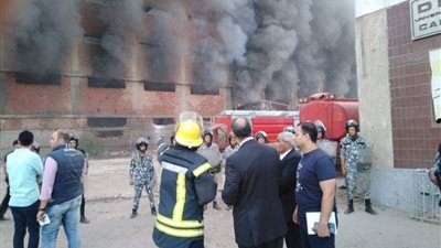 مدير أمن القليوبية يتفقد موقع حريق مصنع الموتوسيكلات