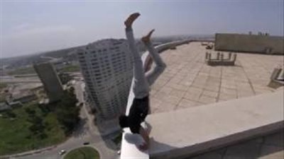 بالفيديو.. شاب متهور يستعرض مهاراته على حافة بناية شاهقة