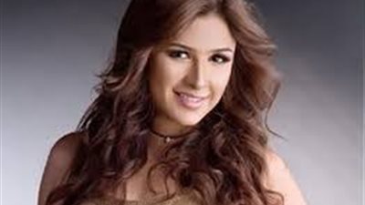 نشطاء يتهمون ياسمين عبد العزيز بسرقة بوستر مسلسلها من فيلم أجنبي