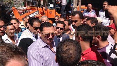 بالصور.. حملة لإزالة الإشغالات بوسط الزقازيق ومنطقة عمر أفندي