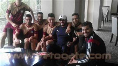 مصطفى كمال يؤوم لاعبي المقاصة في صلاة الجمعة بالكونغو