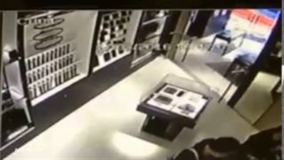 بالفيديو والصور.. لصوص ينتحلون صفة عمال طوارئ لسرقة محل مجوهرات في سيدني