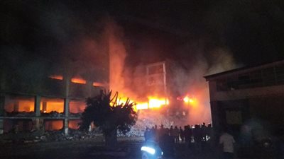انهيار أجزاء من مصنع الدراجات البخارية بقليوب نتيجة الحريق (فيديو)