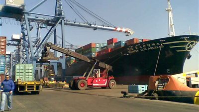 هيئة ميناء الأسكندرية: حصر بقعة الزيت الملوثة لمياه البحر