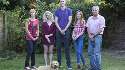 بالفيديو والصور.. أطول طالب في بريطانيا