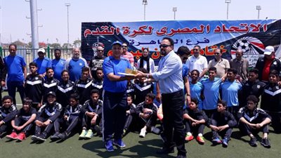 منطقة القاهرة تكرم المقاولون بطل دوري السوبر 2004(صور)