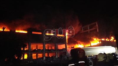 ليلة وسط النيران.. حريق يلتهم مصنعا للدراجات النارية بالقليوبية.. 30 سيارة إطفاء تحاول إخماد الحريق لمدة 10 ساعات.. 4 حالات اختناق في صفوف العمال.. والخسائر بالملايين