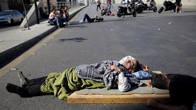 المتظاهرون يقطعون الطرقات الرئيسية ودعوات للاعتصام أمام البرلمان في لبنان