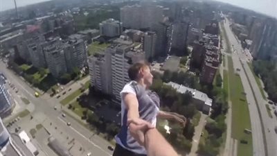 بالفيديو والصور.. أخطر حركة لمتهور روسى من أعلى مبنى شاهق الارتفاع