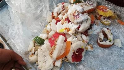 قبل الاحتفال بالمولد.. مصادرة 480 كيلو حلوى فاسدة داخل مصنع بالجيزة