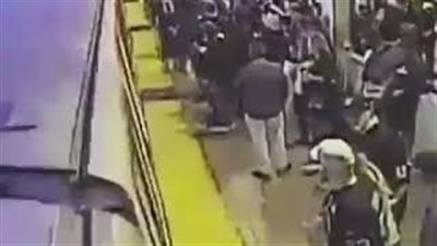 لحظة سقوط رجل مخمور أمام قطار مسرع في مترو بكاليفورنيا (فيديو)