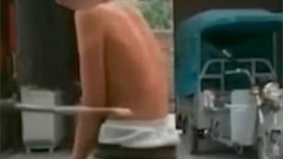 «أم» تسجل عقابها لطفلها أملا في استعادة تابلت ضائع (فيديو وصور)