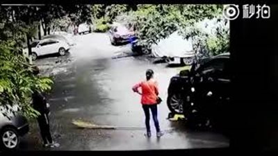 سيدة تصدم طفلة وتستقر بسيارتها فوق جسدها (فيديو)