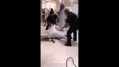 بالفيديو.. مشاجرة عنيفة بين شخصين في مركز تجاري بالبحرين